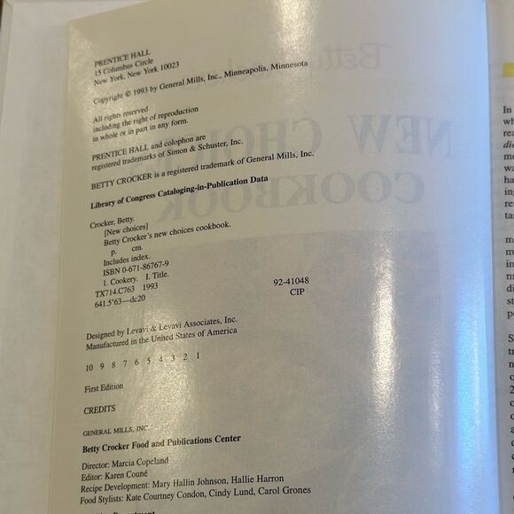 1993 Betty Crocker New Choices 1st edition cookbook. Illustrated hardback - Picture 4 of 10